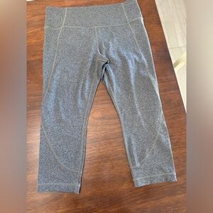 Athleta crop leggings. Size LARGE. Excellent condition!!!
